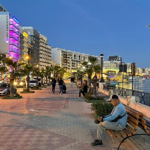 Seaside Apartment In Gzira Luaran gambar